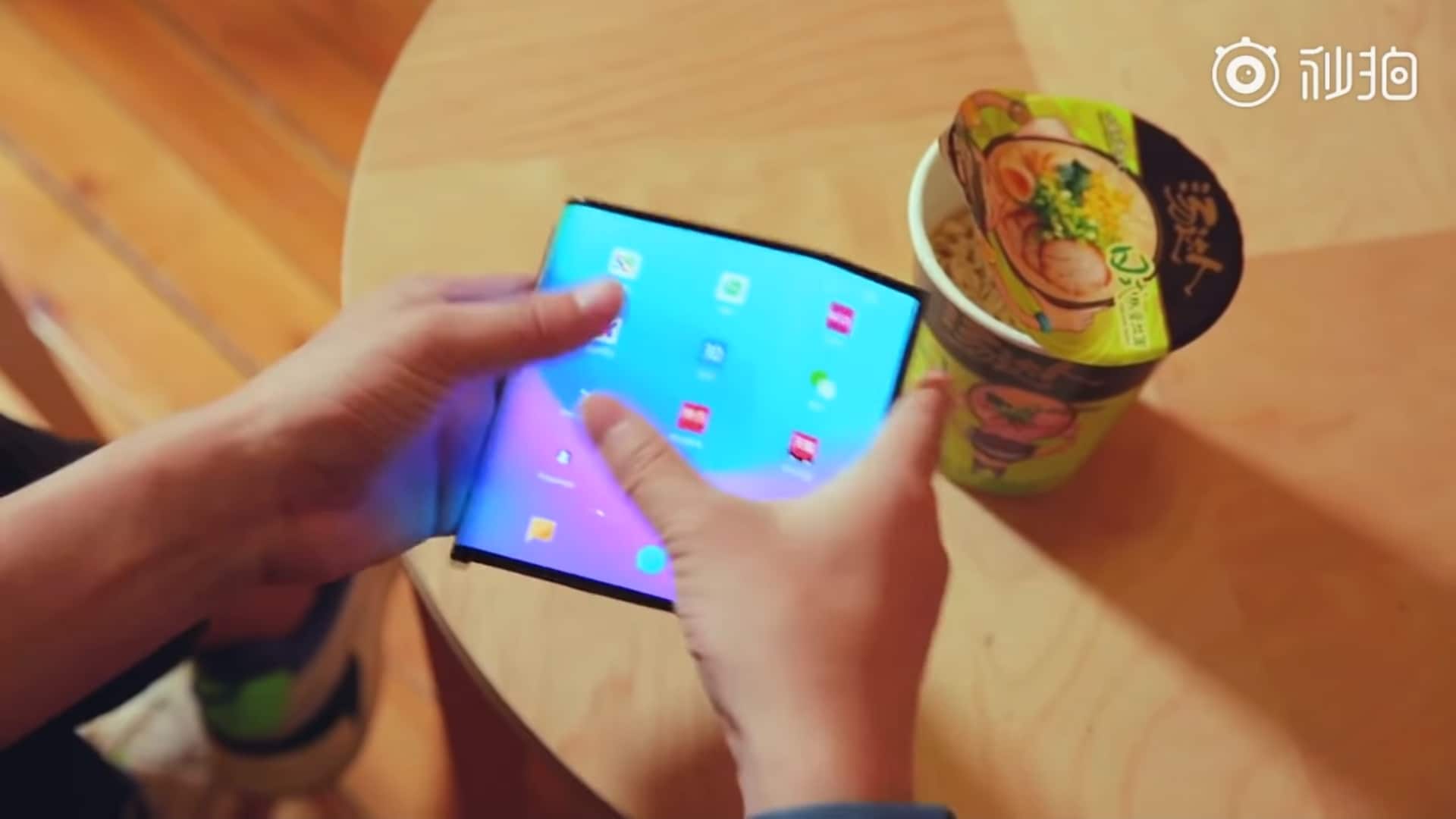 Xiaomi brevetta uno smartphone pieghevole con display forato