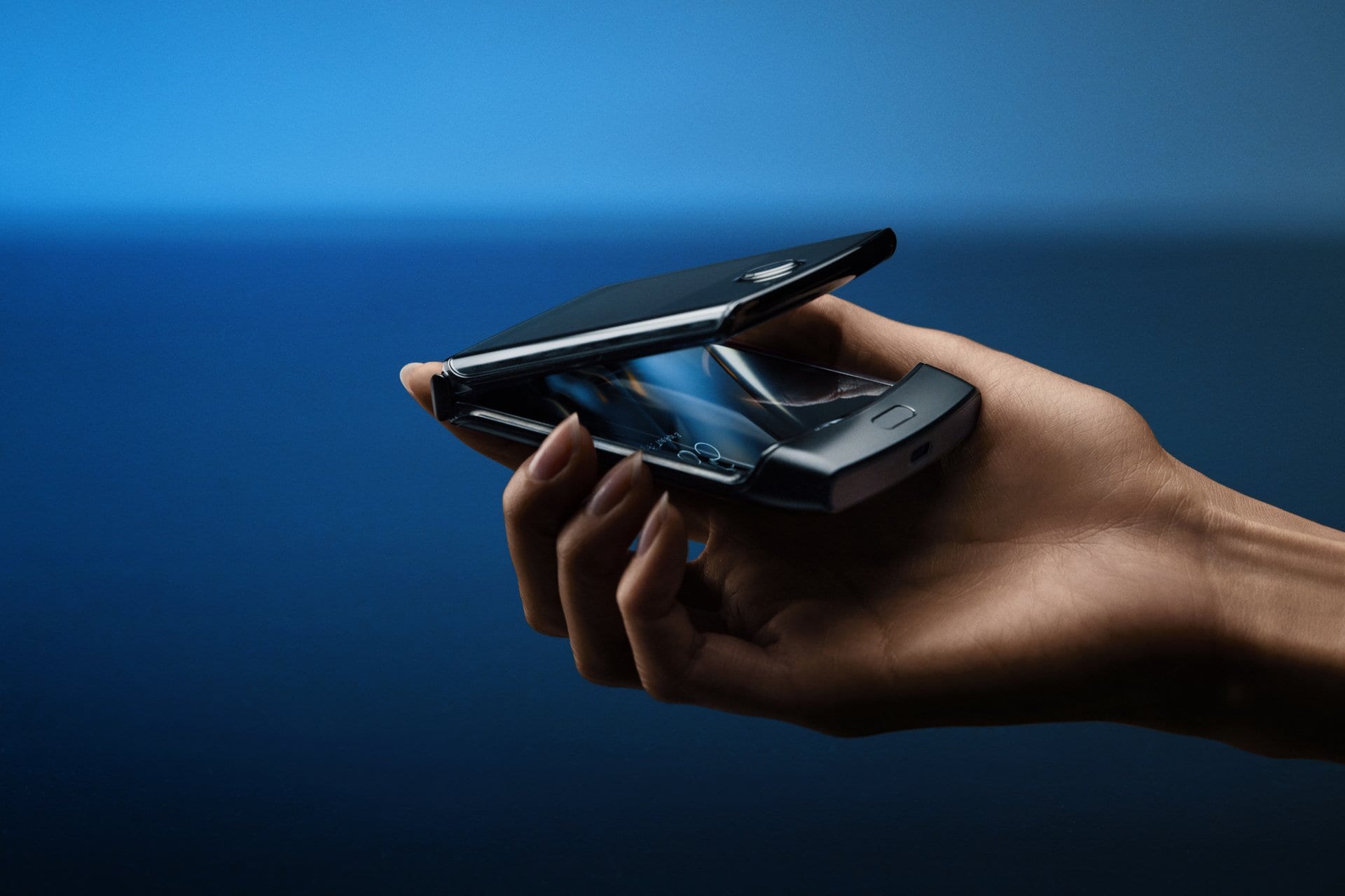 Motorola Razr foldable è il sogno delle vostre tasche? Per ora accontentatevi dello sfondo ufficiale