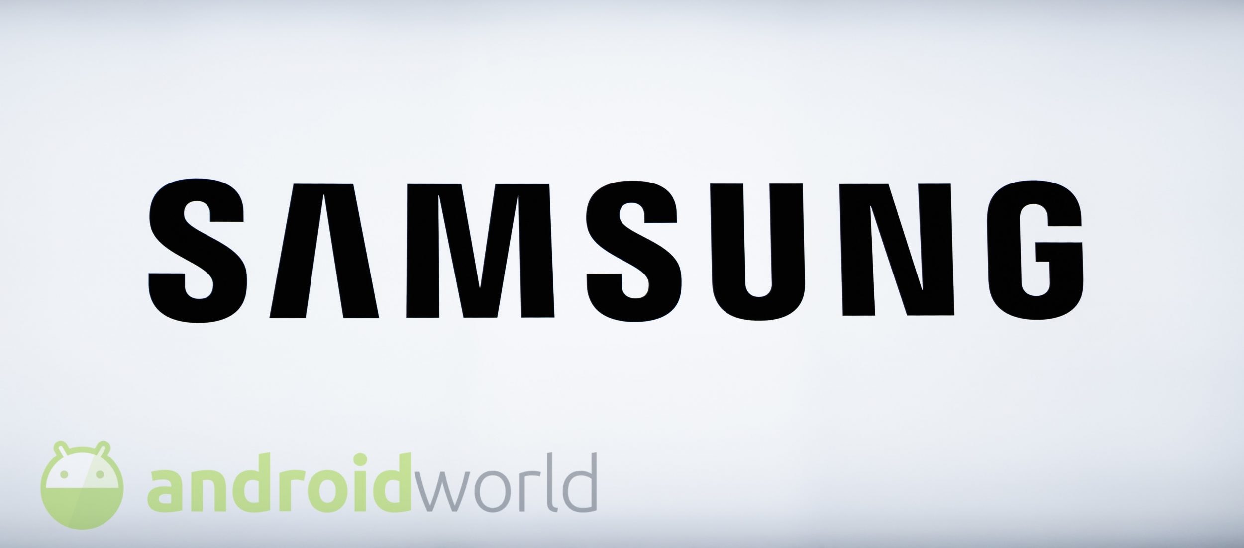 Samsung pensa al suo primo smartphone con fotocamera integrata nel display: ci sono speranze per Galaxy S21