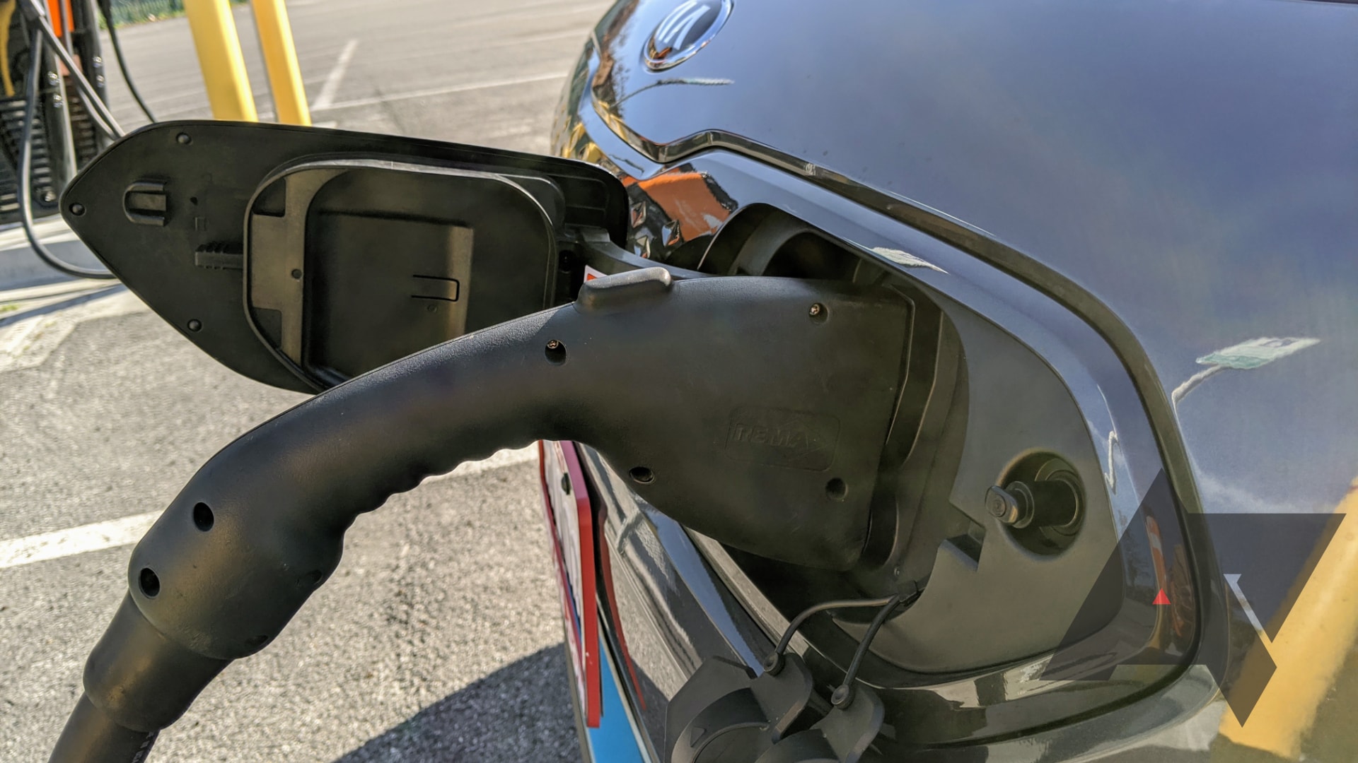 Ora Google Assistant può anche fare il pieno alla vostra auto (elettrica)