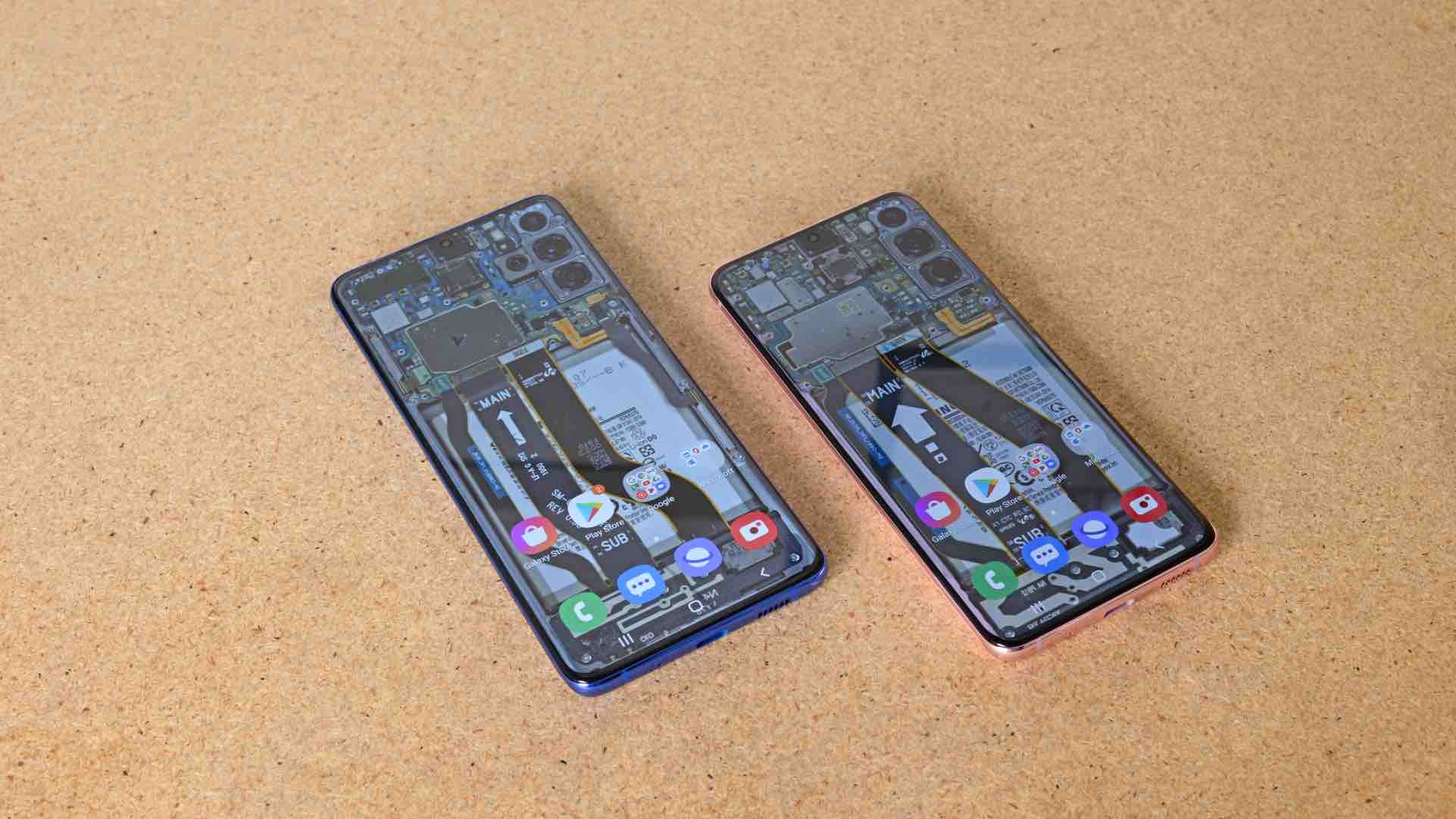Non sarete veri nerd senza questi sfondi trasparenti per Samsung Galaxy S20 e Galaxy S20+ (foto)