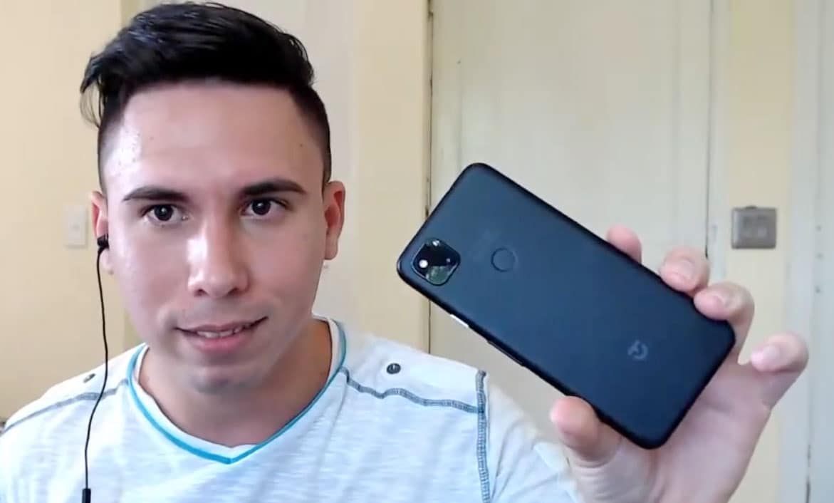 Pixel 4a appare in mano a uno youtuber cubano che ne svela dimensioni, altri dettagli e una inattesa novità (video e foto)