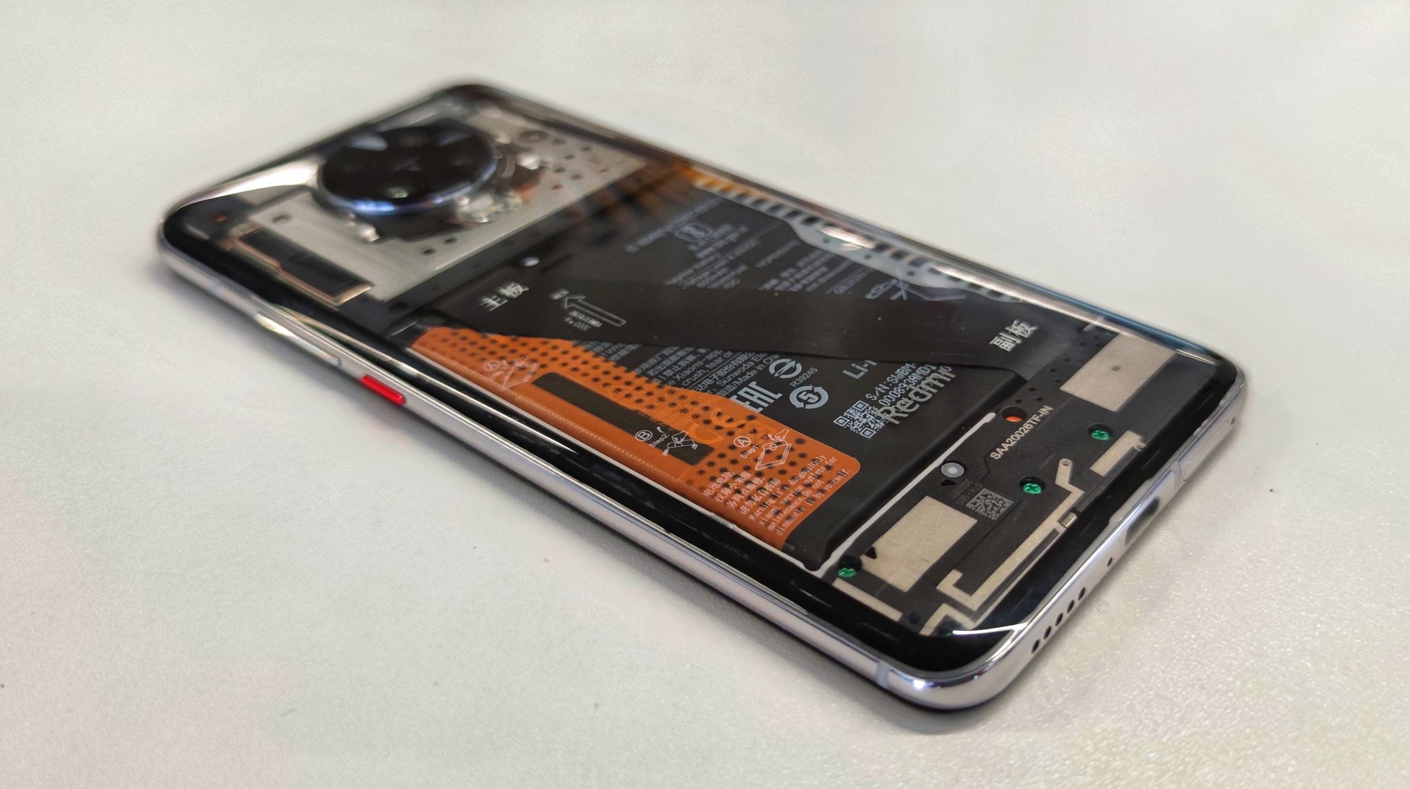 Xiaomi ha fra le mani un POCO F2 Pro con retro trasparente, ma non è in vendita (foto)