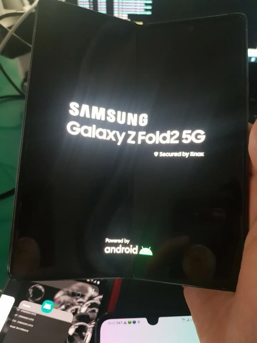 Il nome Samsung Galaxy Z Fold 2 5G (e non solo) è praticamente confermato da questa foto trapelata (foto)
