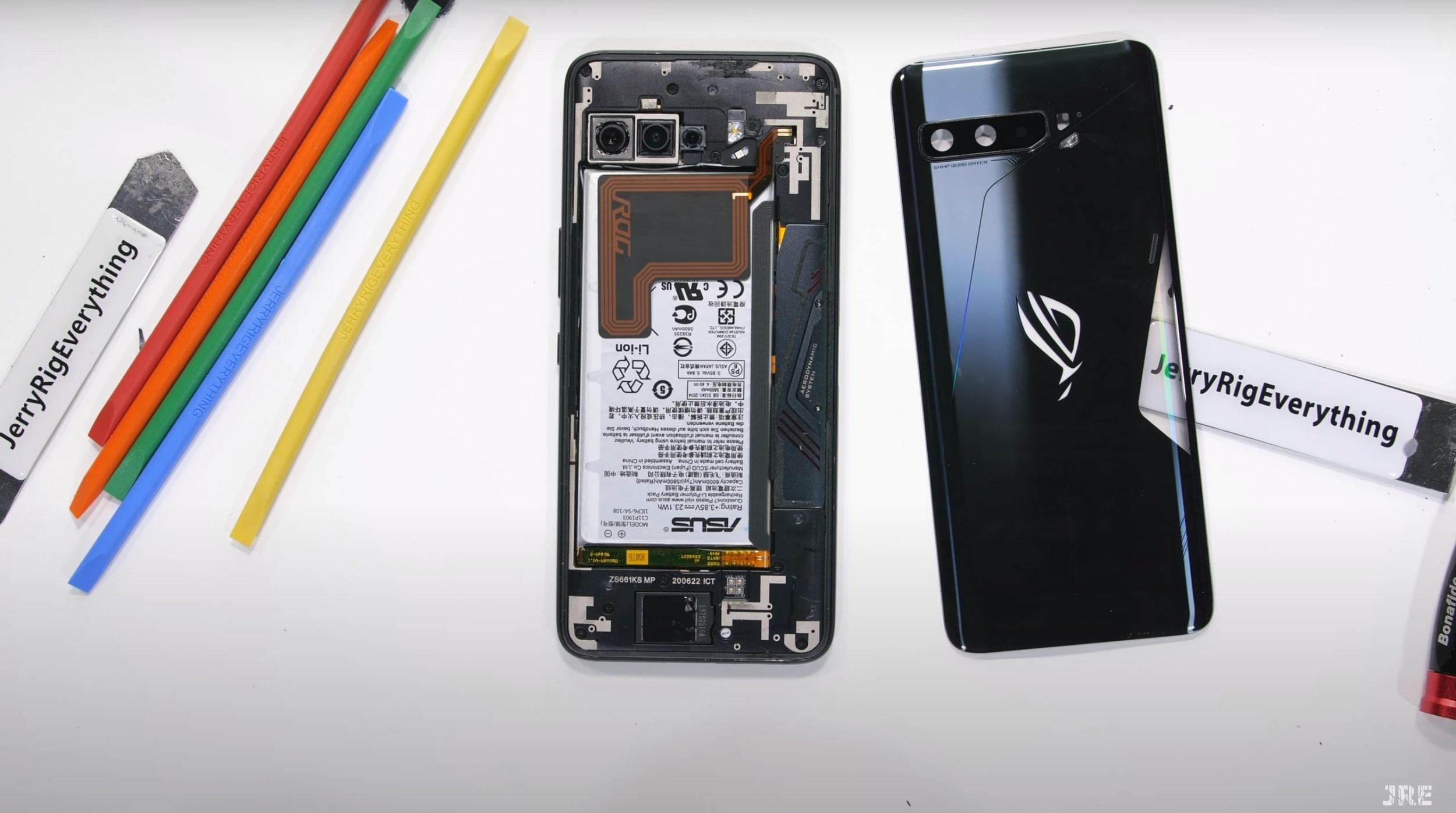 ROG Phone 3 è bellissimo anche dentro, e ha un sistema di raffreddamento particolare (video)