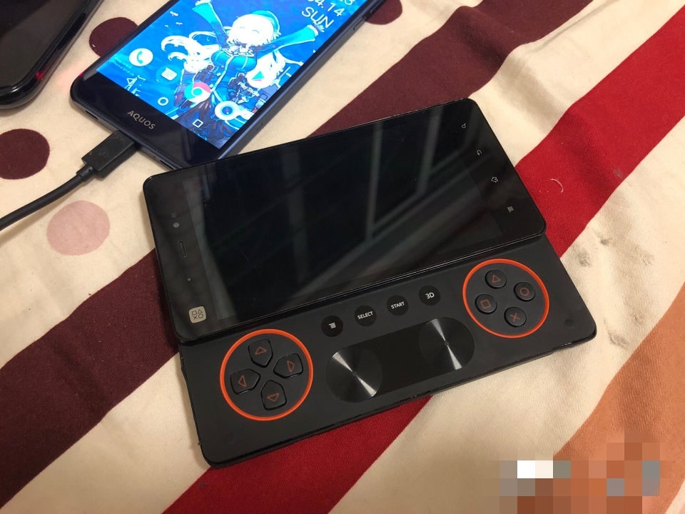 Ecco come avrebbe potuto essere Xperia Play 2, il gaming-phone che Sony non ha mai lanciato (foto)
