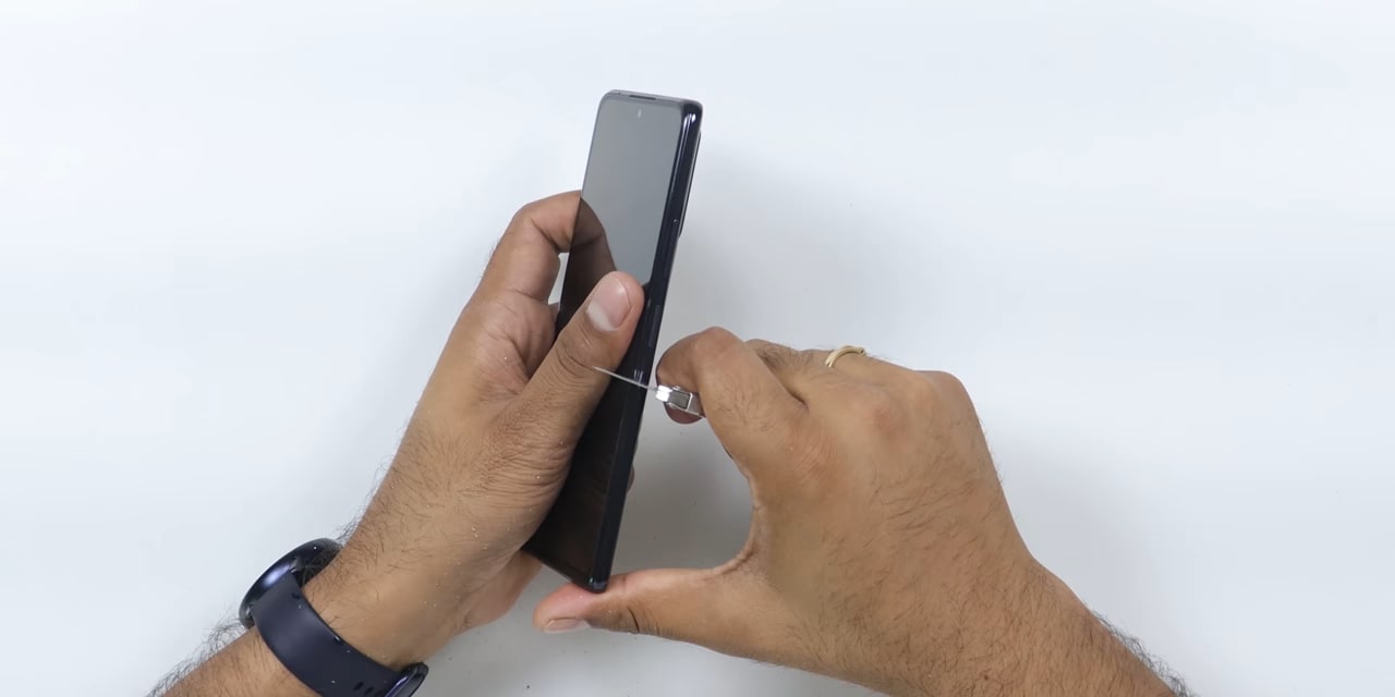 Redmi Note 10 diventa uno smartphone foldable in questo test di resistenza (video)