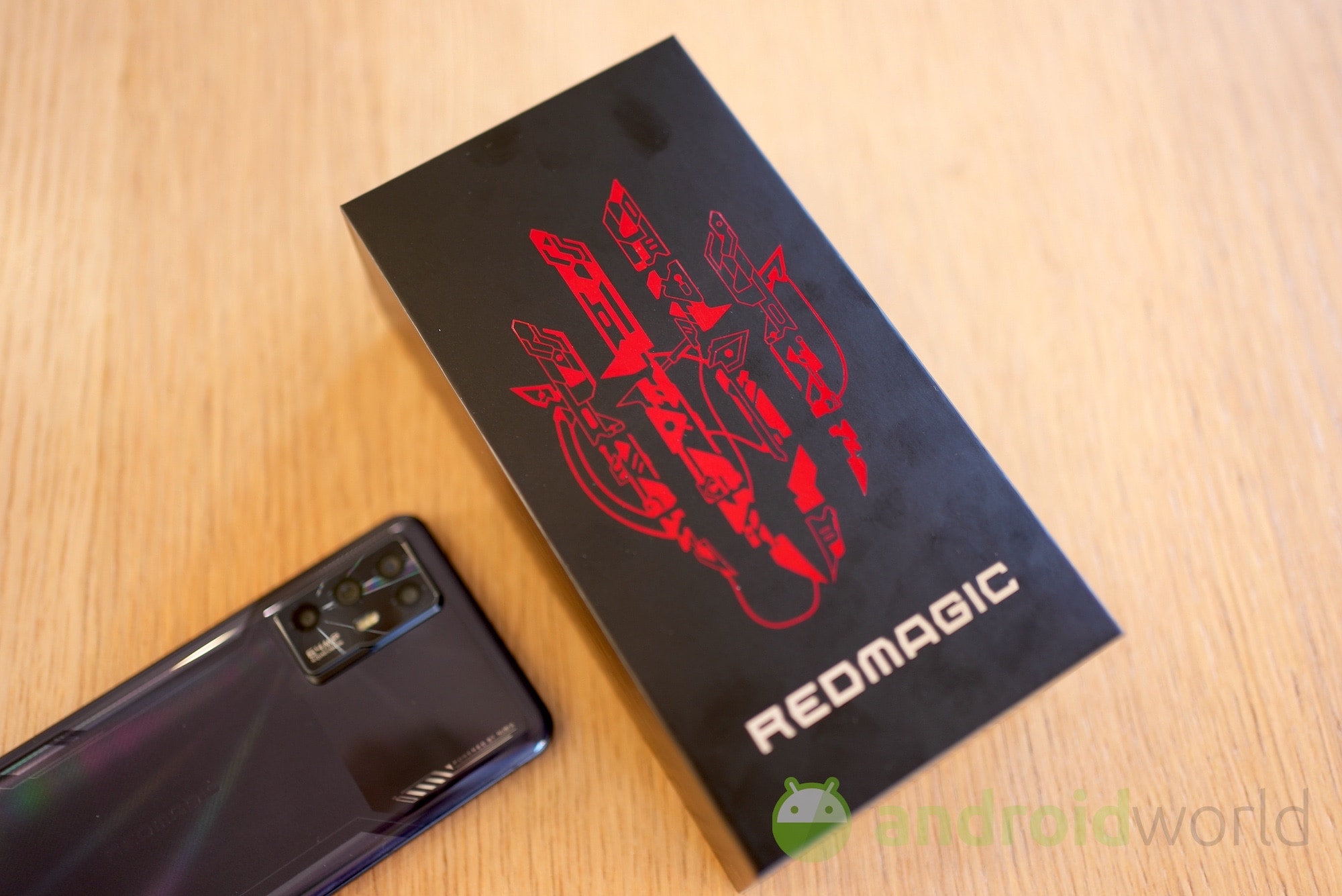 RedMagic 6S Pro scalda i motori: super display a 165 Hz e Snapdragon 888+ (foto)