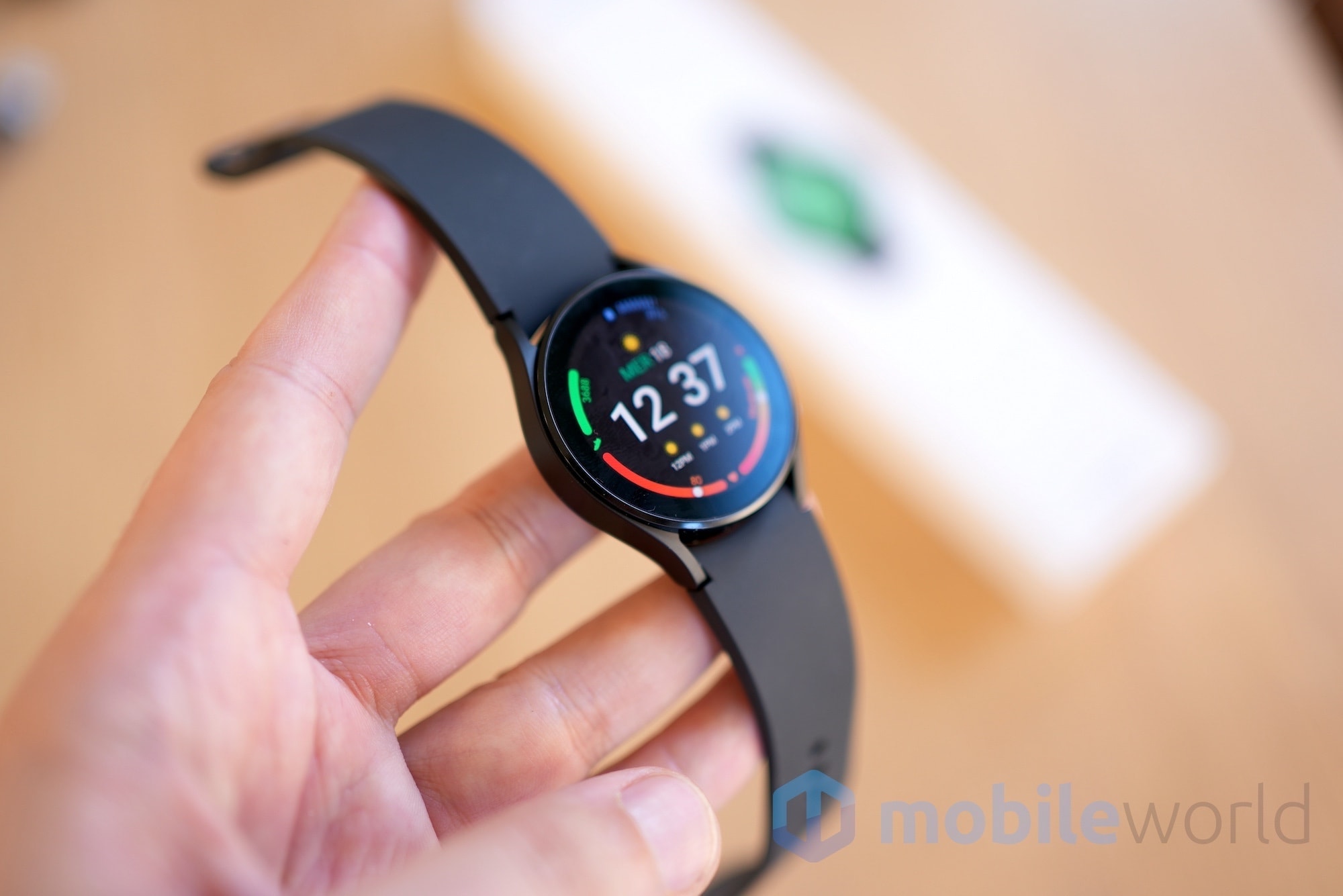 Galaxy Watch 4 si aggiorna con la One UI Watch 4.5: nuova tastiera QWERTY, watch face e supporto dual SIM